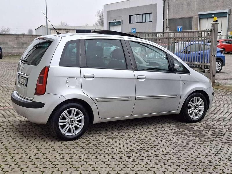 Usata Lancia Musa 95 CV (69 kW) 2006 Argento Monovolume