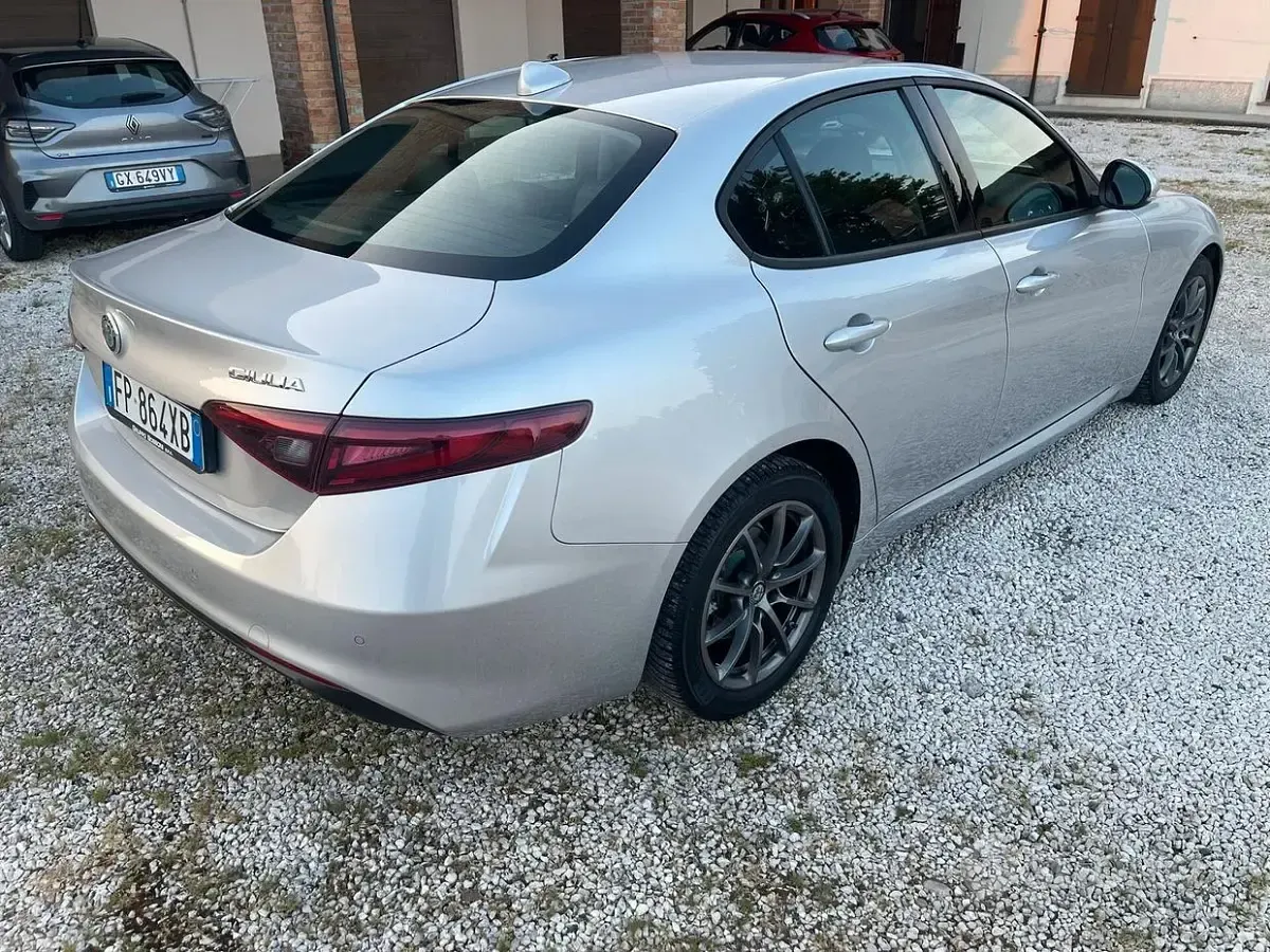Używany Alfa Romeo Giulia 150 KM (110 kW) 2018 Szary Sedan/Limuzyna