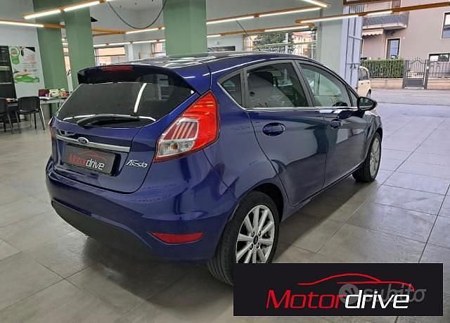 Usado Ford Fiesta Titanium 80 HP (58 kW) 2015 Azul Sedan