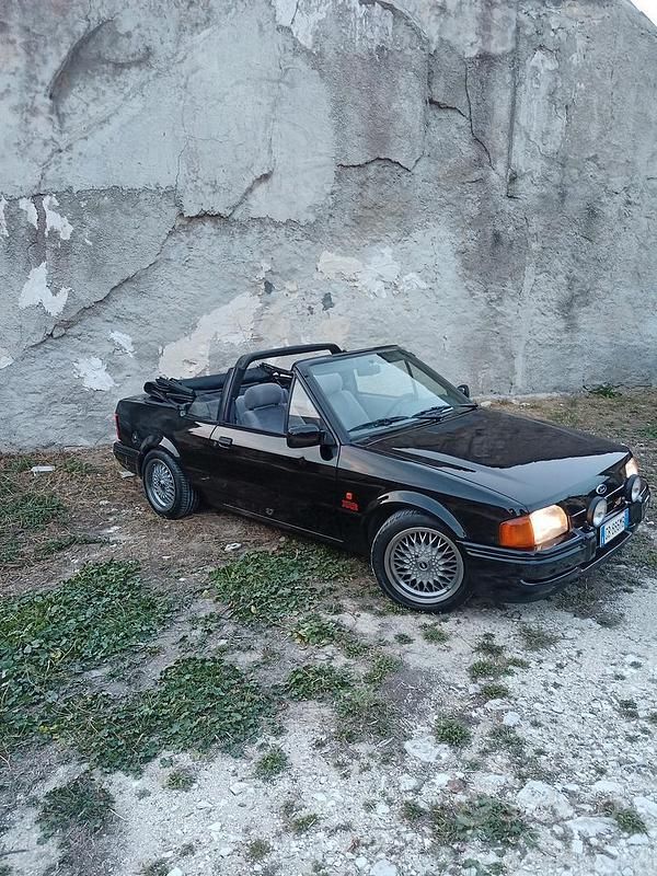 Begagnad Ford Escort Cabriolet 105 HK (77 kW) 1989 Svart Cab