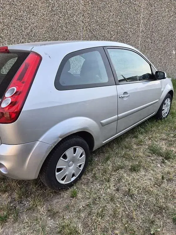 Usata Ford Fiesta Ghia 75 CV (55 kW) 2007 Utilitaria