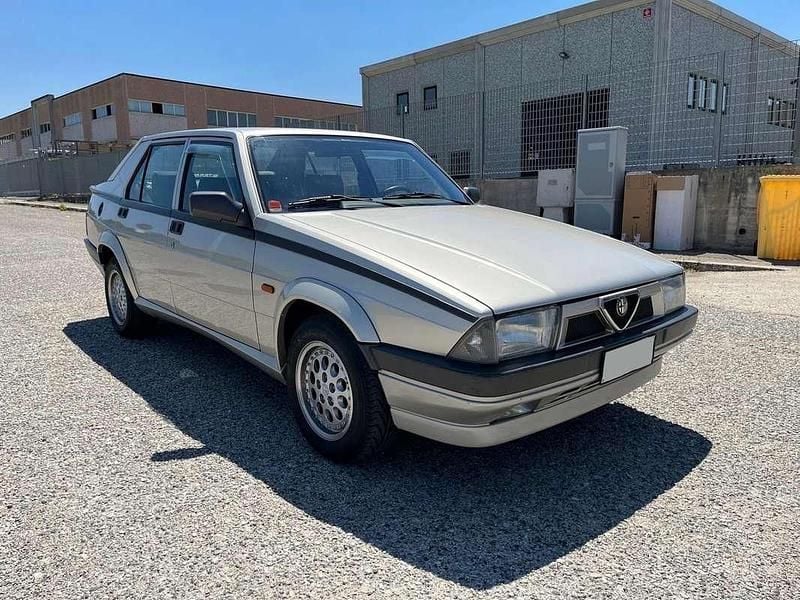 Usata Alfa Romeo 75 148 CV (108 kW) 1991 Grigio Berlina