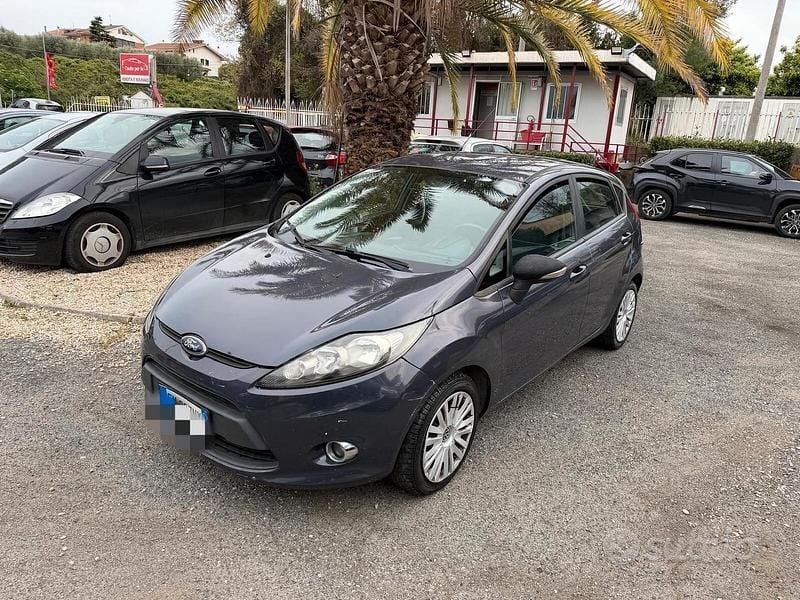 Usata Ford Fiesta Titanium 82 CV (60 kW) 2012 Grigio Utilitaria