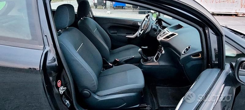 Usata Ford Fiesta 70 CV (51 kW) 2014 Nero Utilitaria