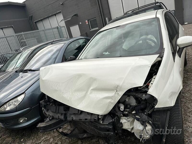 Venduto Fiat Punto Evo 2012 incidenta. - auto usate in vendita