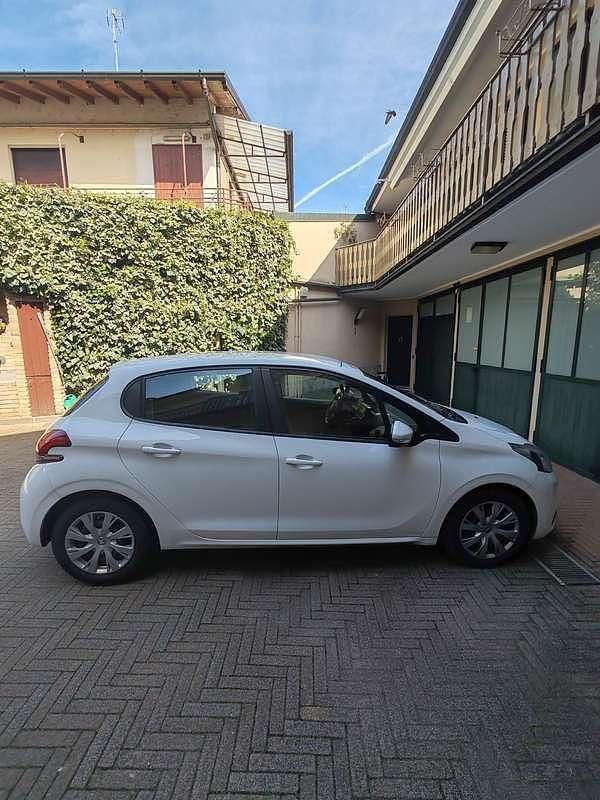 Usata Peugeot 208 Active 75 CV (55 kW) 2015 Bianco Utilitaria