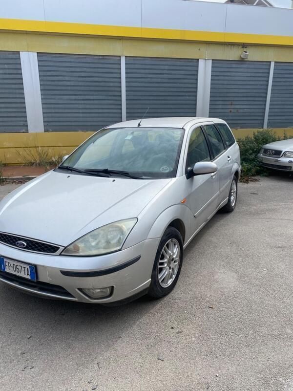 Usata Ford Focus Ghia 116 CV (85 kW) 2001 Grigio Station wagon