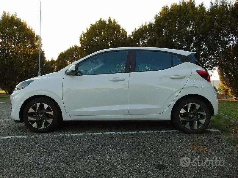 Usata Hyundai i10 63 CV (46 kW) 2025 Bianco Utilitaria