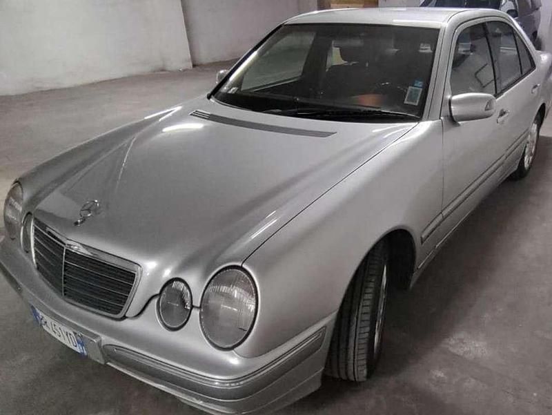 Usata Mercedes E270 Elegance 170 CV (125 kW) 2000 Grigio Berlina