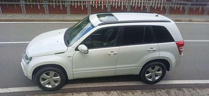 Bianco Usata 2011 Suzuki Grand Vitara SUV | 11.500 € (Buon prezzo) - Immagine 1/4