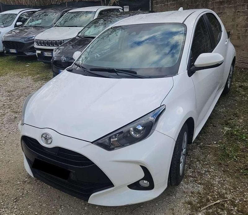 Super white benzina Usata 2023 Toyota Yaris Trend Tre volumi | 13.900 € (Ottimo prezzo) - Immagine 1/4