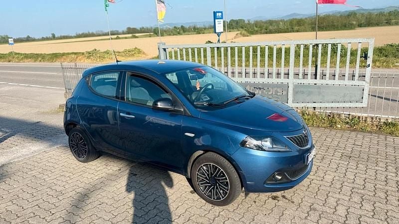 Usata Lancia Ypsilon 69 CV (50 kW) 2022 Blu Utilitaria