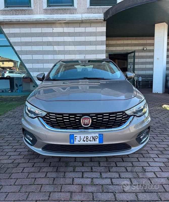 Marrone Usata 2017 Fiat Tipo Lounge Tre volumi | 7450 € (Ottimo prezzo) - Immagine 1/4
