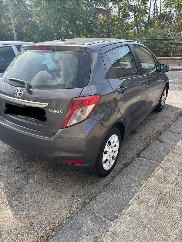 Usata Toyota Yaris 65 CV (47 kW) 2012 Grigio Berlina