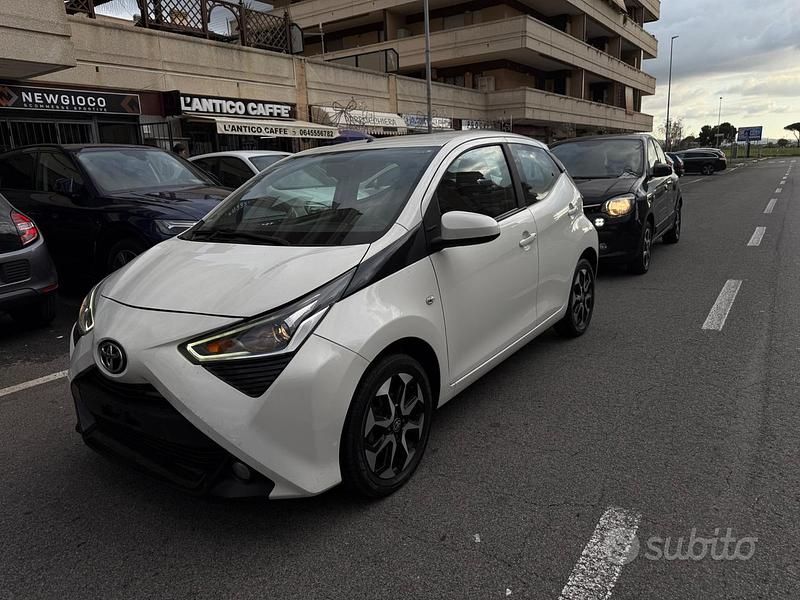 Usata Toyota Aygo Connect Style 72 CV (52 kW) 2021 Bianco Utilitaria