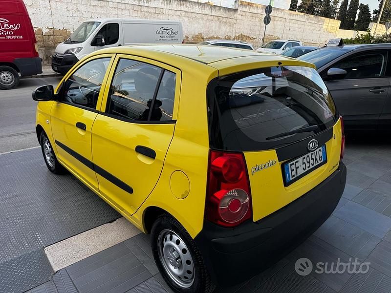 Begagnad Kia Picanto 69 HK (50 kW) 2011 Gul Halvkombi