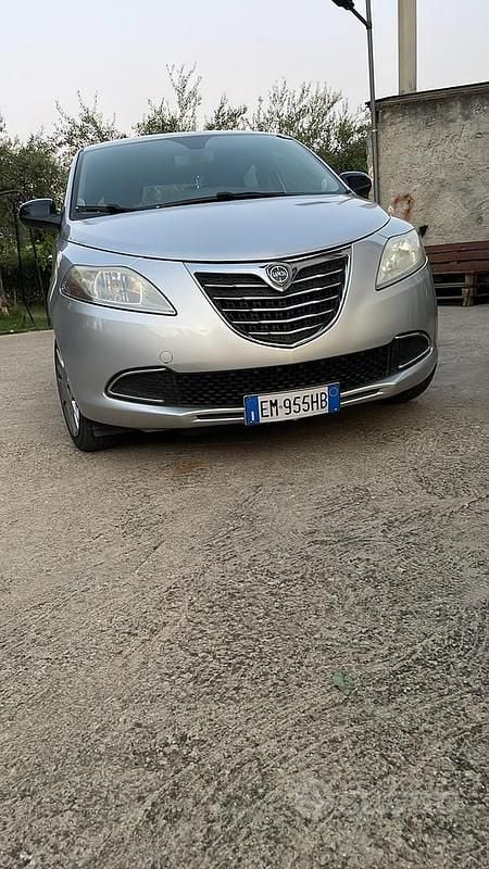 Usata Lancia Ypsilon Gold 69 CV (50 kW) 2012 Grigio Utilitaria