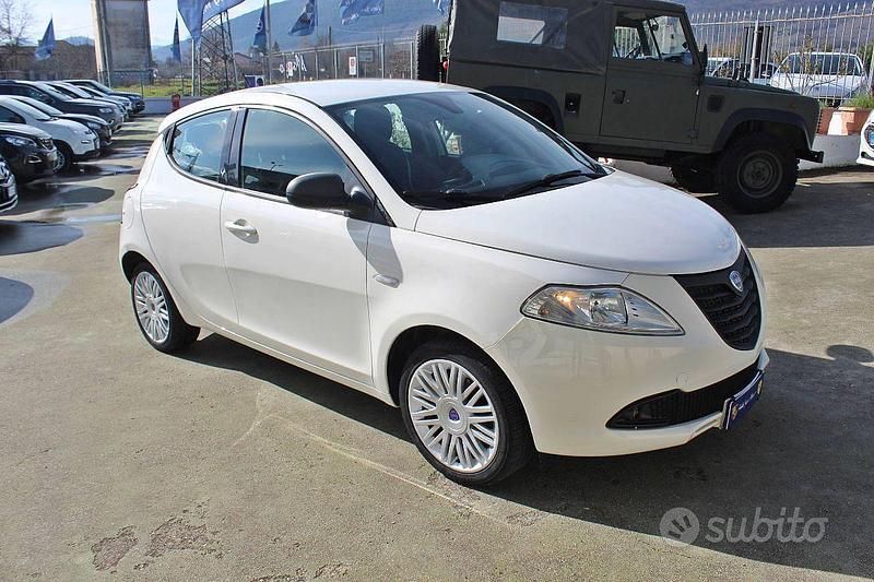 Usata Lancia Ypsilon 69 CV (50 kW) 2015 Bianco Utilitaria