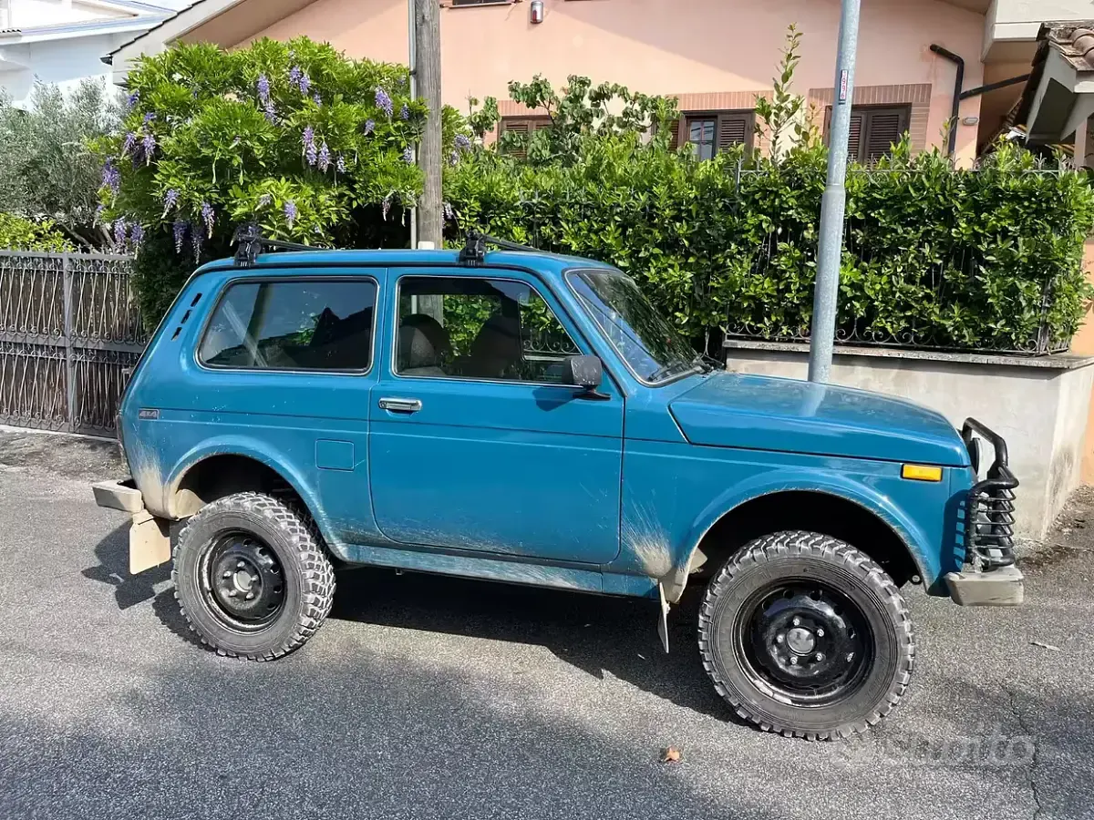 Usata Lada niva 81 CV (59 kW) 2010 Blu SUV