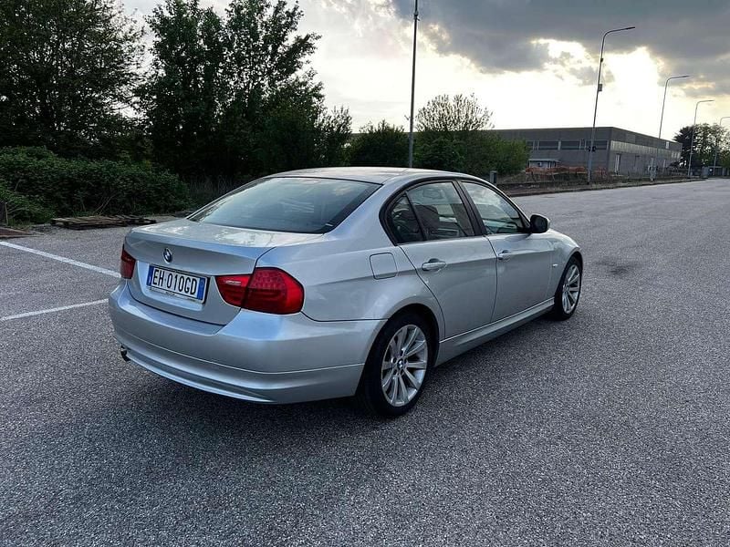 Usata BMW 318 143 CV (105 kW) 2011 Argento Berlina