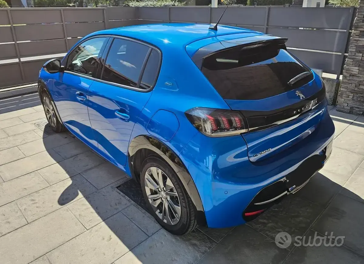 Usata Peugeot e-208 Allure 56 kW (77 CV) 2022 Bluazzurro Utilitaria