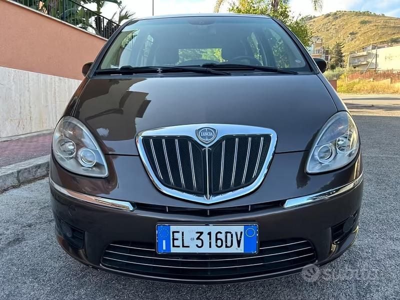 Usata Lancia Musa 95 CV (69 kW) 2011 Grigio Monovolume