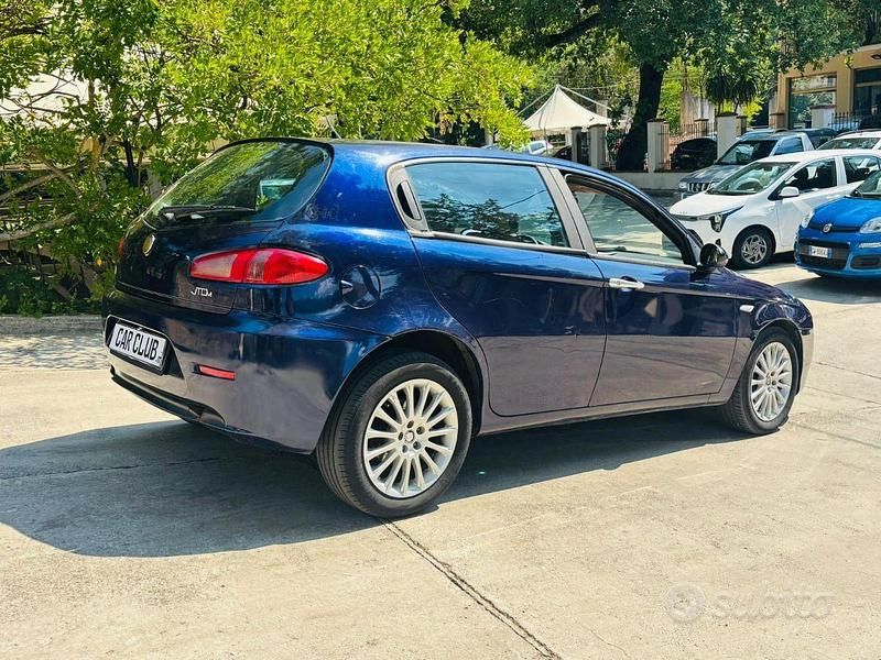 Usata Alfa Romeo 147 Distinctive 120 CV (88 kW) 2006 Blu Utilitaria