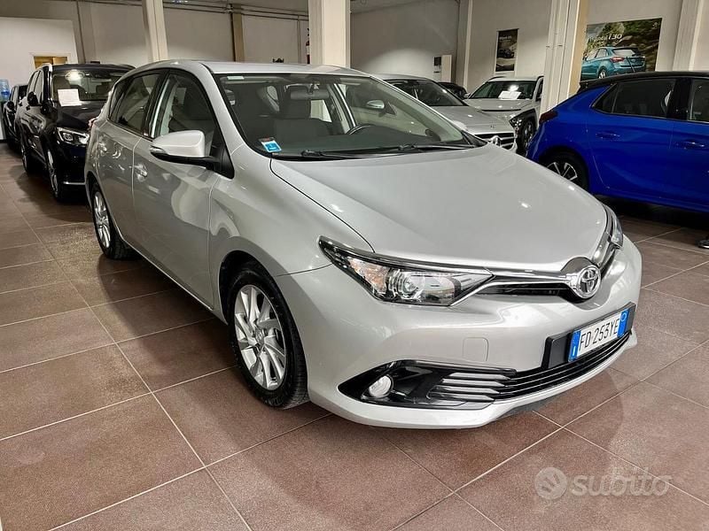 Usata Toyota Auris Lounge 112 CV (82 kW) 2016 Grigio Berlina