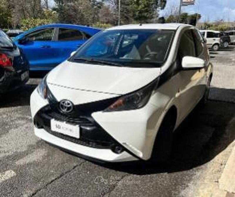 Usata Toyota Aygo X X-play 69 CV (50 kW) 2017 Bianco SUV