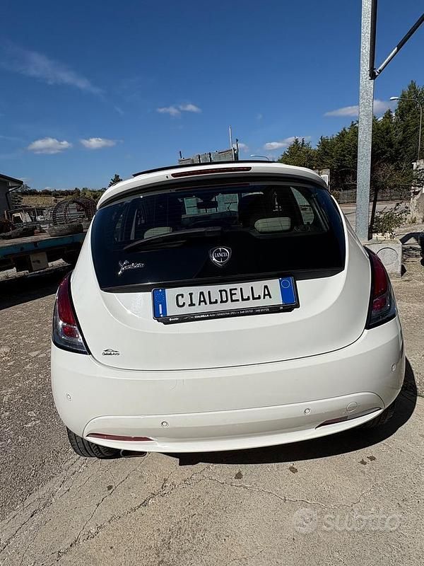 Usata Lancia Ypsilon Platinum 69 CV (50 kW) 2016 Bianco Utilitaria