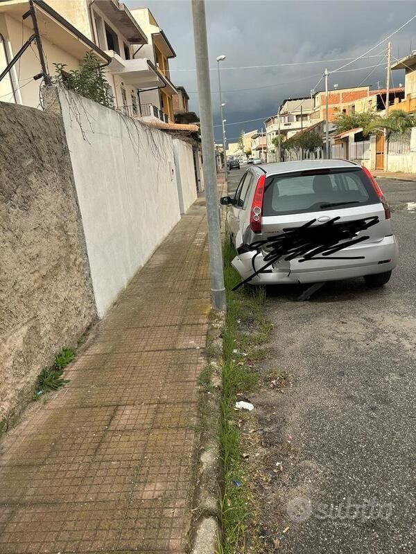 Usata Ford Fiesta 90 CV (66 kW) 2004 Grigio Utilitaria