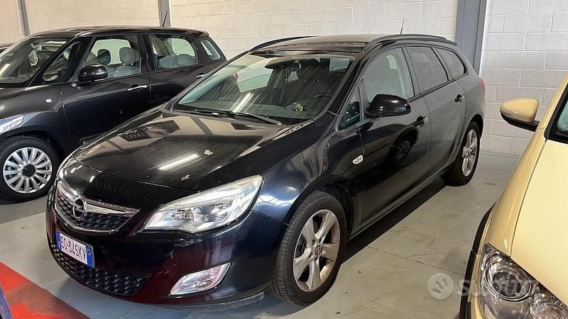 Usata Opel Astra 110 CV (80 kW) 2011 Nero Station wagon