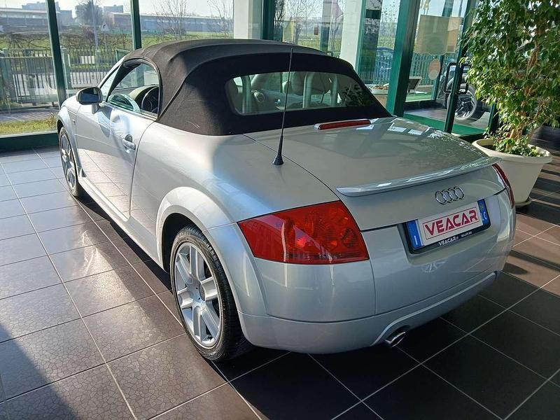 Usata Audi TT Roadster Ambiente 179 CV (131 kW) 2004 Argento Cabrio
