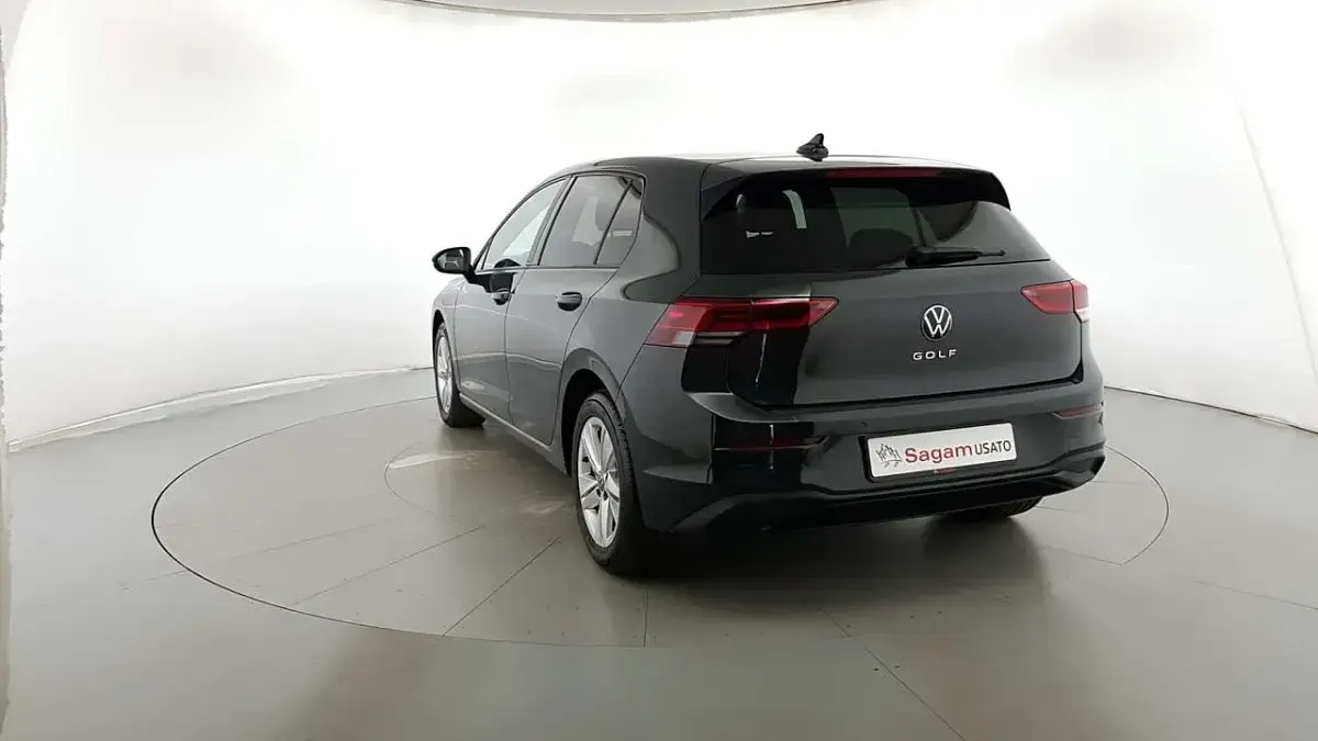 Usata VW Golf VIII Life 110 CV (80 kW) 2020 Grigio urano Berlina