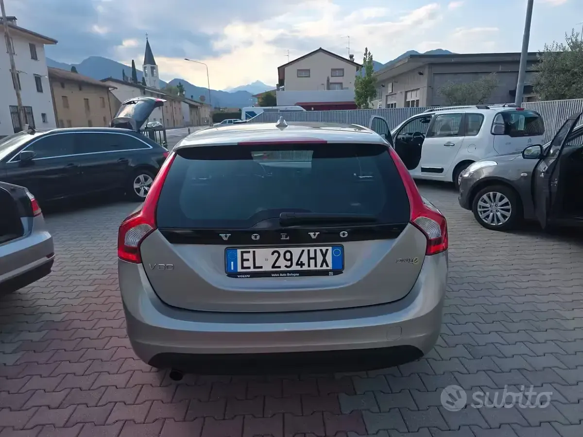 Usata Volvo V60 115 CV (84 kW) 2012 Giallo Station wagon