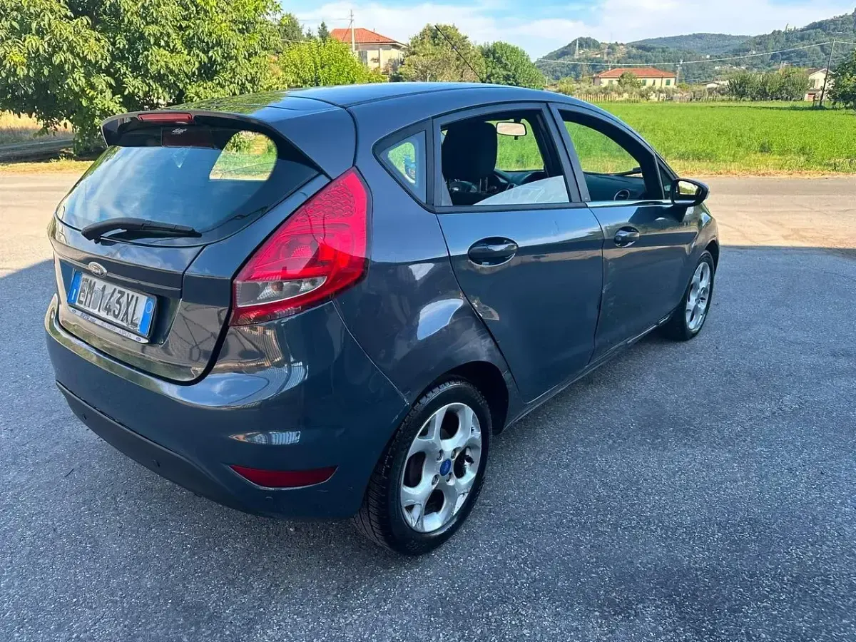 Usata Ford Fiesta Titanium 96 CV (70 kW) 2012 Grigio Berlina