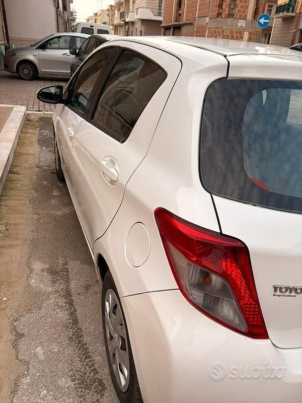 Usata Toyota Yaris 90 CV (66 kW) 2013 Bianco Utilitaria