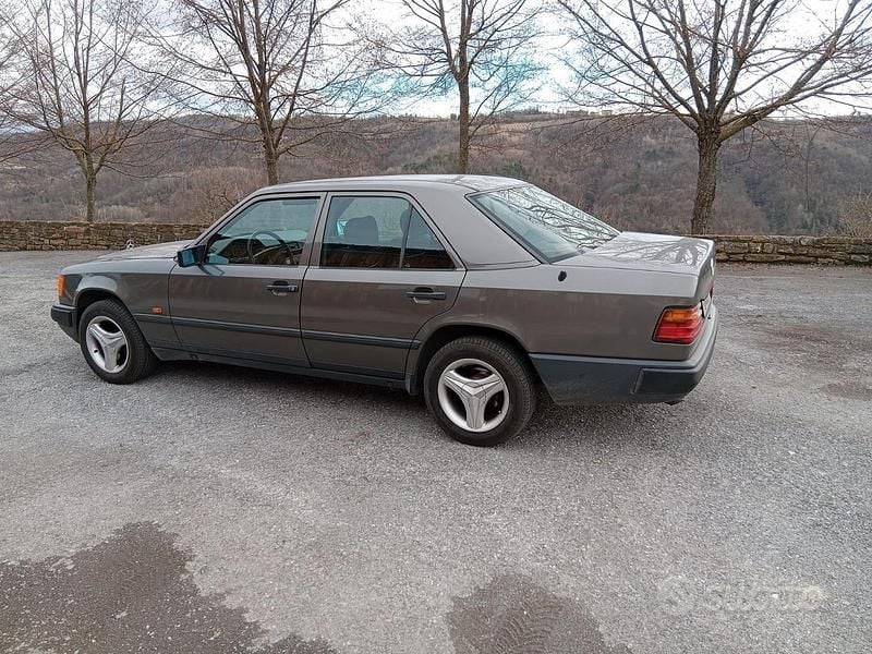 Usata Mercedes E300 1987 Grigio Berlina