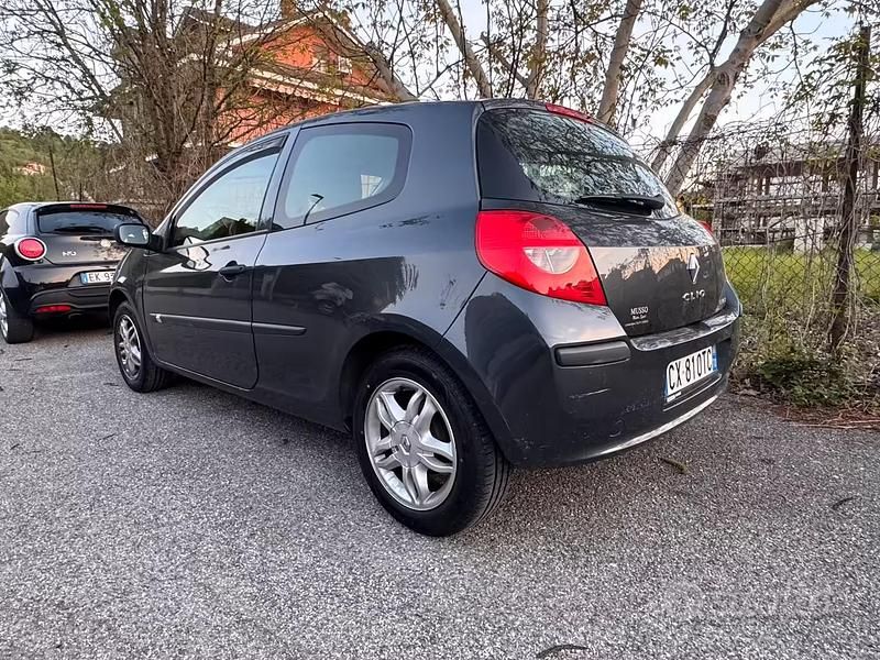 Usata Renault Clio III 75 CV (55 kW) 2006 Grigio Berlina
