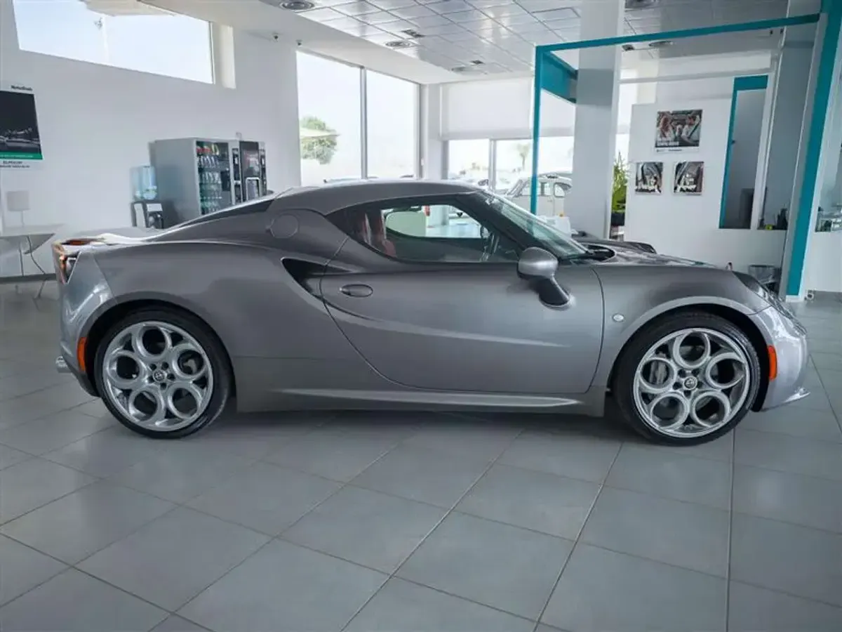Usata Alfa Romeo 4C 241 CV (177 kW) 2015 Grigio / gray Coupé