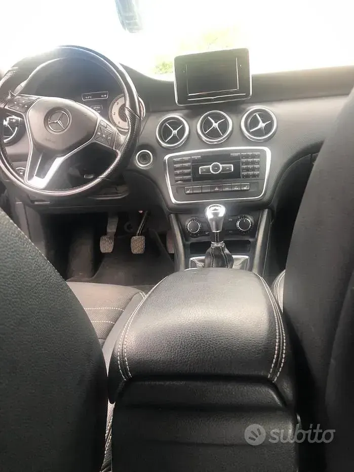 Usata Mercedes A180 109 CV (80 kW) 2015 Grigio Utilitaria