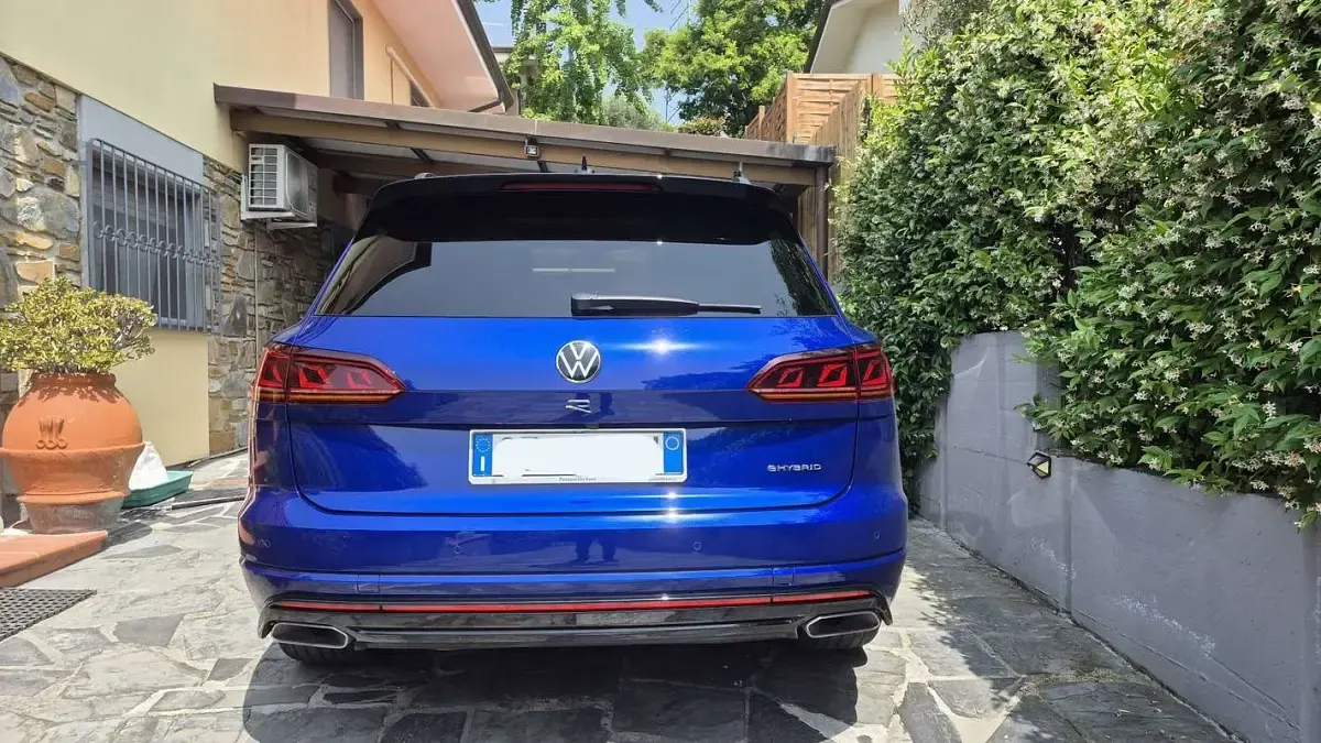 Usata VW Touareg R 462 CV (339 kW) 2021 Blu/azzurro SUV