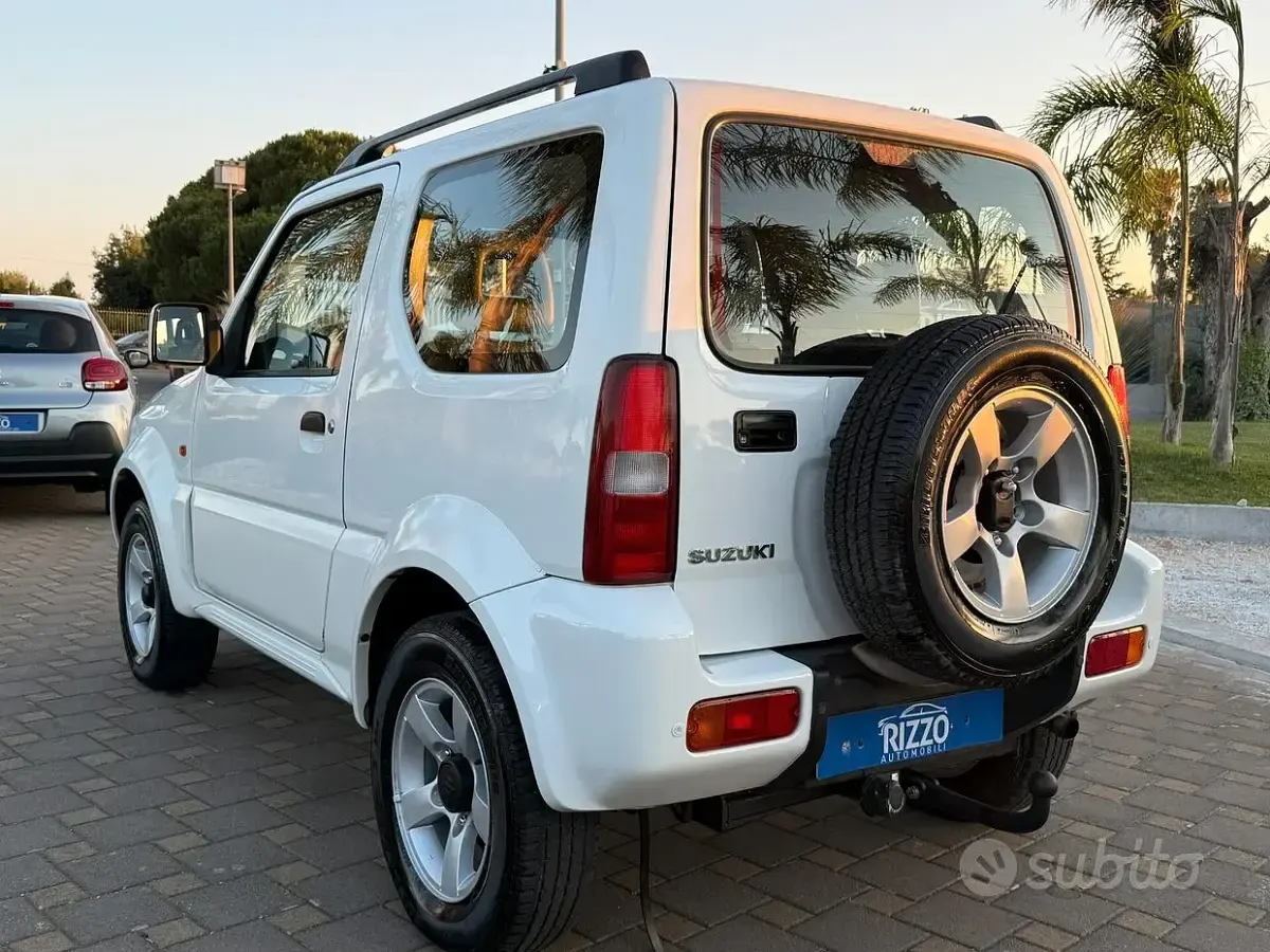 Usata Suzuki Jimny 85 CV (62 kW) 2011 Bianco SUV
