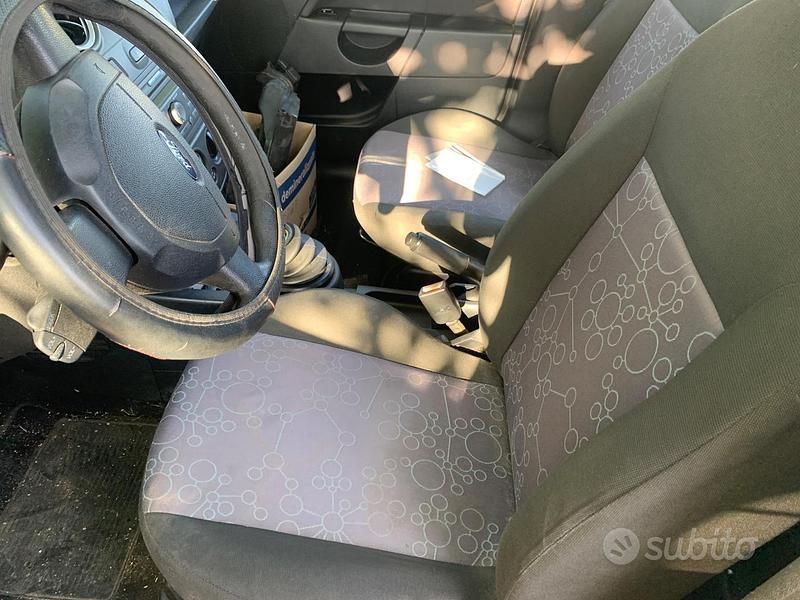 Usata Ford Fiesta 58 CV (42 kW) 2006 Grigio Utilitaria