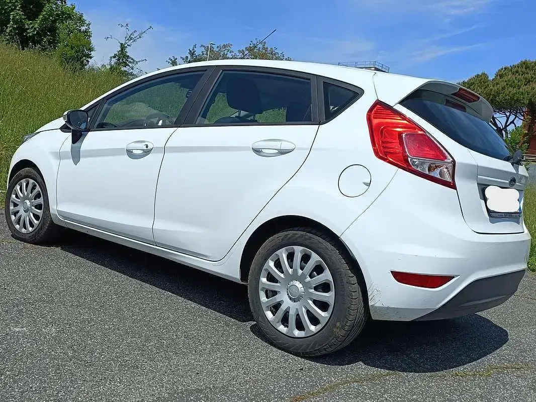 Usata Ford Fiesta 82 CV (60 kW) 2017 Bianco Utilitaria