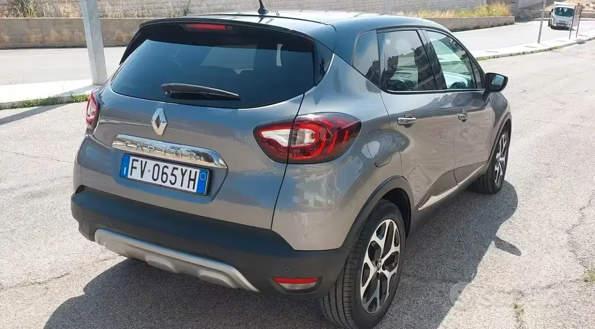 Usata Renault Captur 110 CV (80 kW) 2019 Grigio SUV