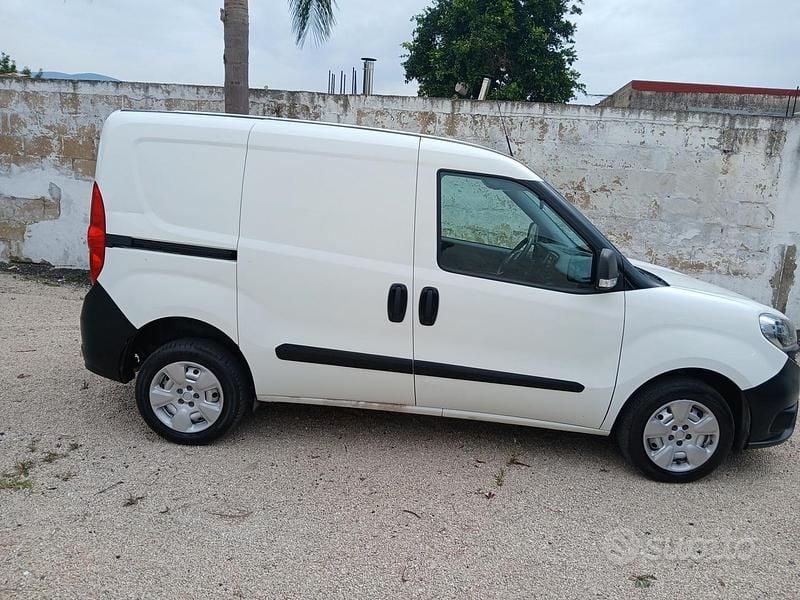 Usata Fiat Doblò 105 CV (77 kW) 2021 Bianco Monovolume