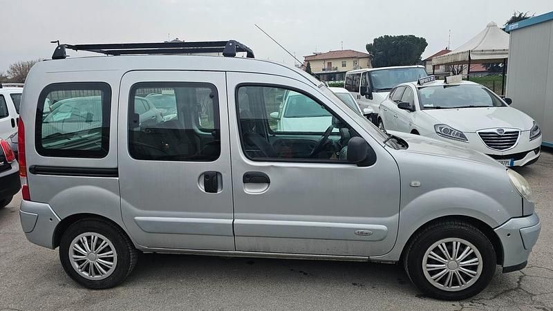Usata Renault Kangoo Luxe 82 CV (60 kW) 2007 Argento Monovolume