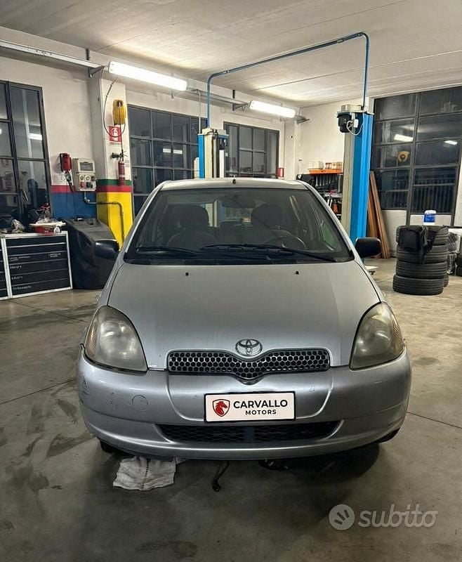 Grigio Usata 2000 Toyota Yaris Sol Due volumi | 2500 € (Buon prezzo) - Immagine 1/4