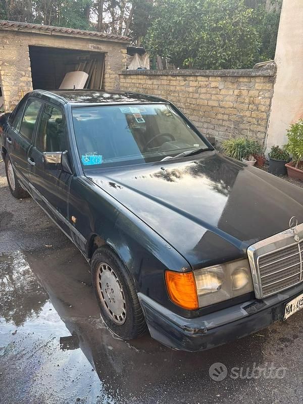 Usata Mercedes E250 140 CV (102 kW) 1987 Nero Berlina
